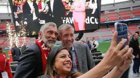 德国逆袭获胜得益于穆西亚拉，多纳鲁马丢球后失态摔水瓶